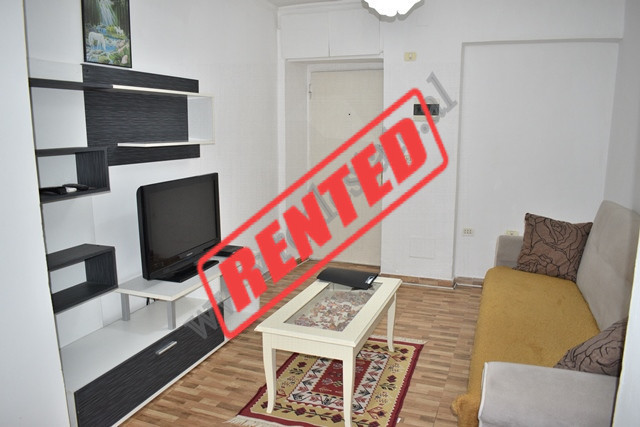 Apartament 1+1 per qira ne rrugen Vaso Pasha ne Tirane.

Ndodhet ne katin e dyte te nje pallati ek